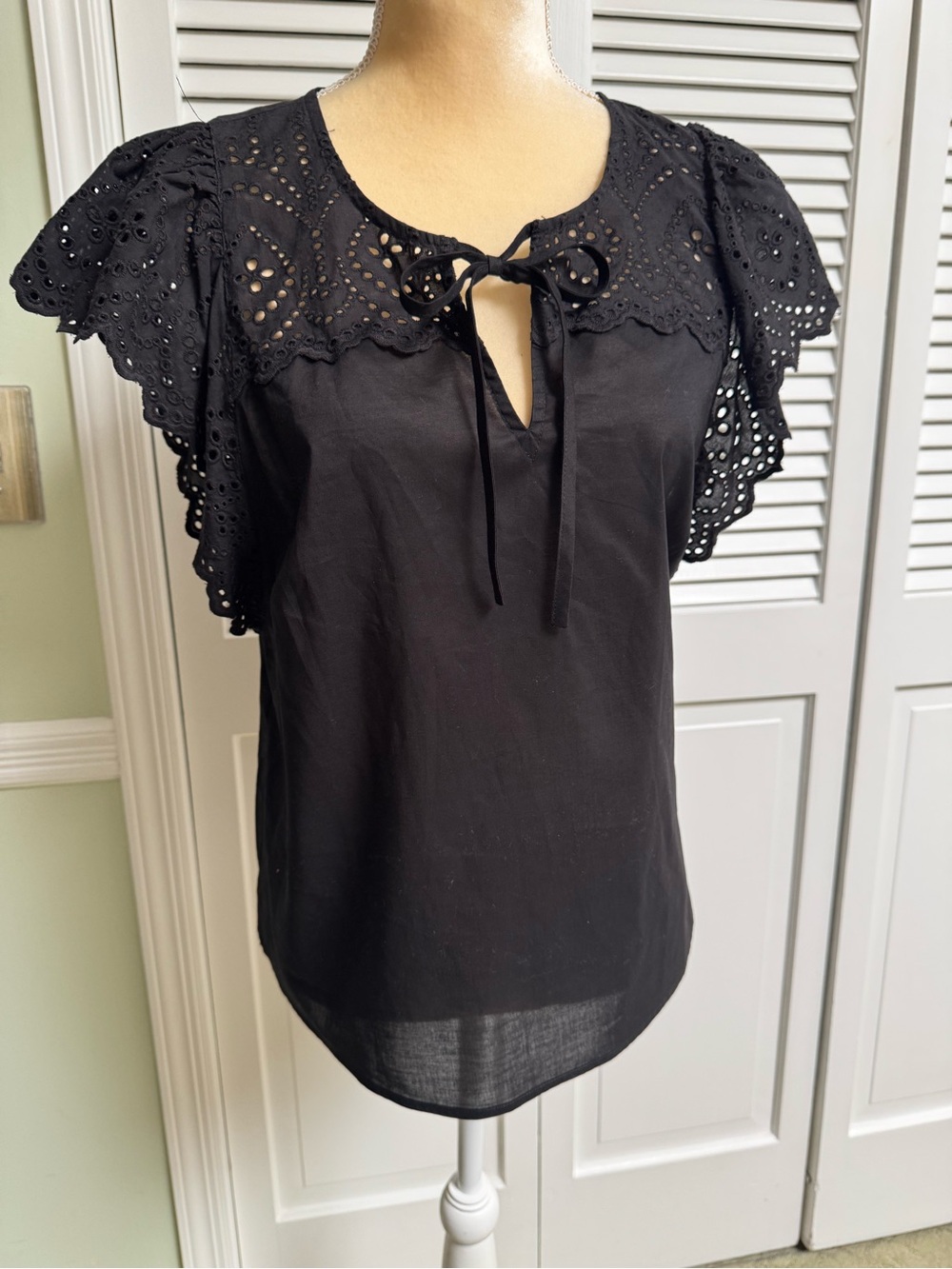 Nine West Black Eyelet Tie-Neck Flutter Sleeve Top Size L 100% Cotton Like New